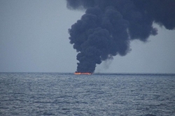 نجات 44 ‌دریانورد خارجی ‌حادثه آتش سوزی ‌دو نفتکش در دریای عمان