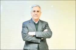 احمد دوست‌حسینی : دولت دیواری کوتاه‌تر از دیوار بانک‌ها ندارد